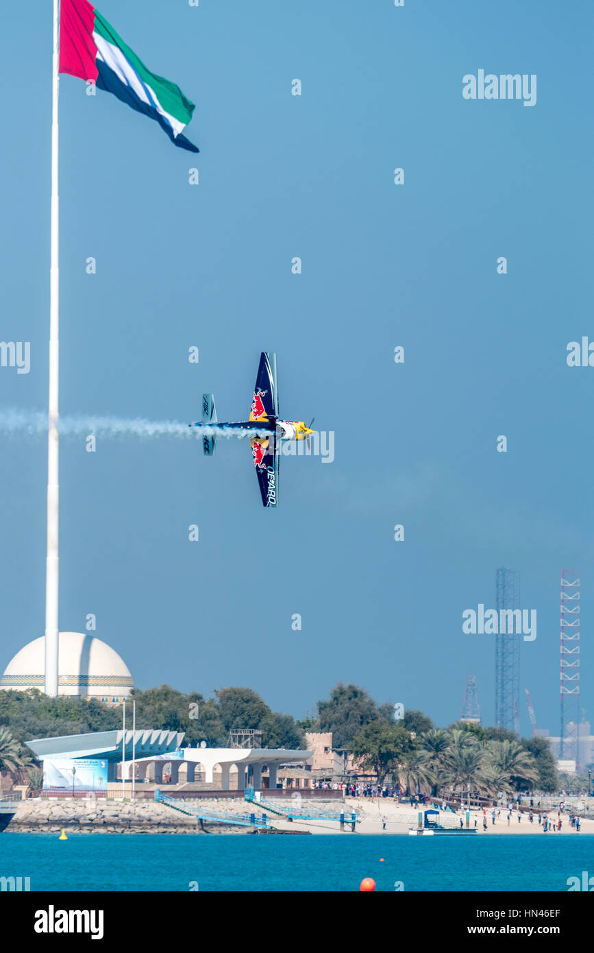 Abu Dhabi, Emirats Arabes Unis. 8 Feb 2017. Vol d'entraînement pour l'Abu Dhabi étape du Red Bull Air Race 2017. Appareil vole passé pavillon de l'eau qui domine la ville, corniche. Jours de course sont 10 et 11 février 2017. Crédit : Richard Sharrocks / Alamy Live News. Banque D'Images