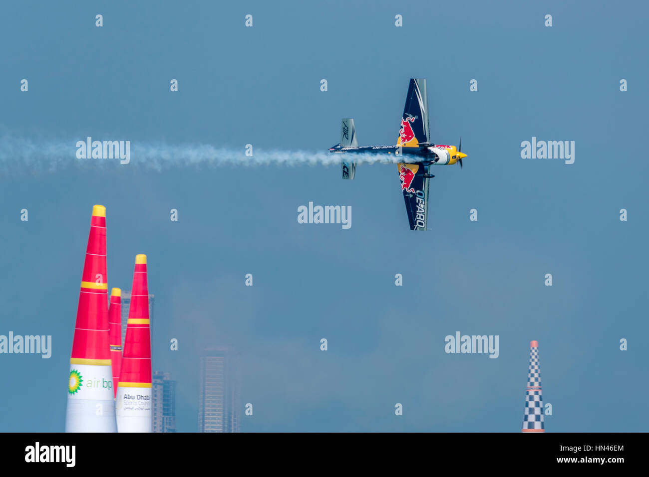Abu Dhabi, Emirats Arabes Unis. 8 Feb 2017. Vol d'entraînement pour l'Abu Dhabi étape du Red Bull Air Race 2017. Jours de course sont 10 et 11 février 2017. Crédit : Richard Sharrocks / Alamy Live News. Banque D'Images