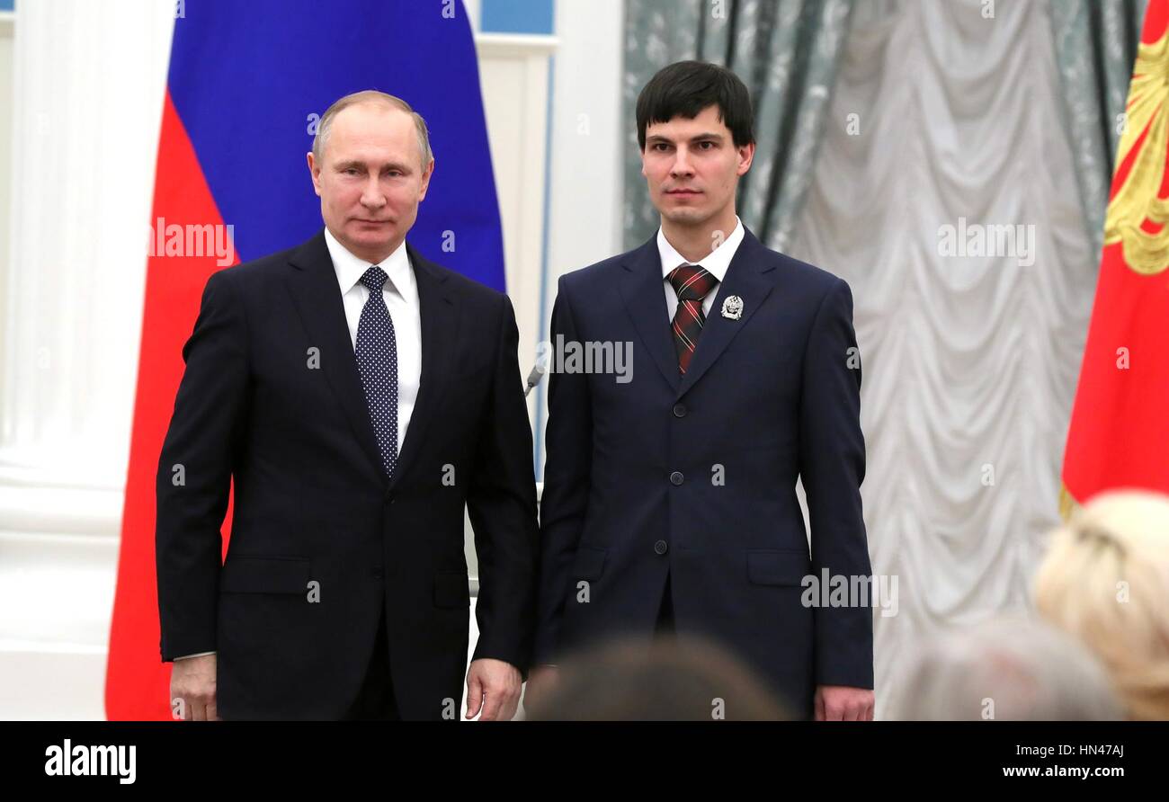 Le russe Le président russe Vladimir Poutine s'Gaifullin avec Alexander, chercheur à l'Académie Russe des Sciences Institut de mathématiques Steklov, lors d'une cérémonie pour présenter le Prix présidentiel de 2016 dans le domaine de la science et de l'innovation pour les jeunes scientifiques au Kremlin, le 8 février 2017 à Moscou, Russie. Banque D'Images