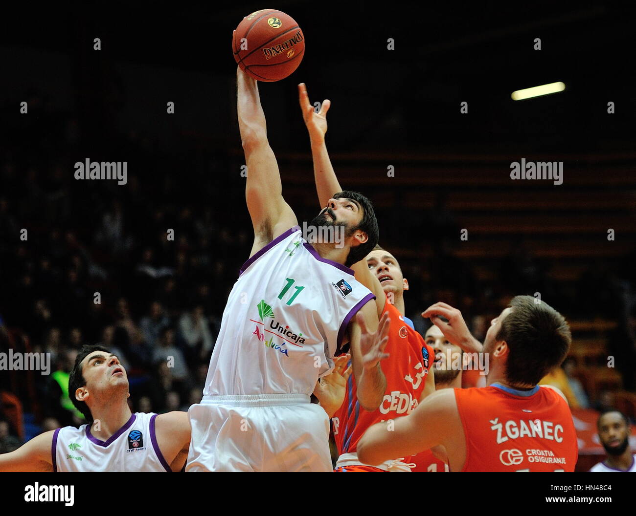 Zagreb, Croatie. Feb 8, 2017. Daniel Diez (L2) d'Unicaja Malaga eddv pour un rebond avec Dzanan Musa de Cedevita Zagreb (L3) au cours de leurs 16 premiers EuroCup Groupe H match de basket-ball à Zagreb, Croatie, le 8 février 2017. Cedevita Zagreb a gagné 74-71. Crédit : Le Miso Lisanin/Xinhua/Alamy Live News Banque D'Images