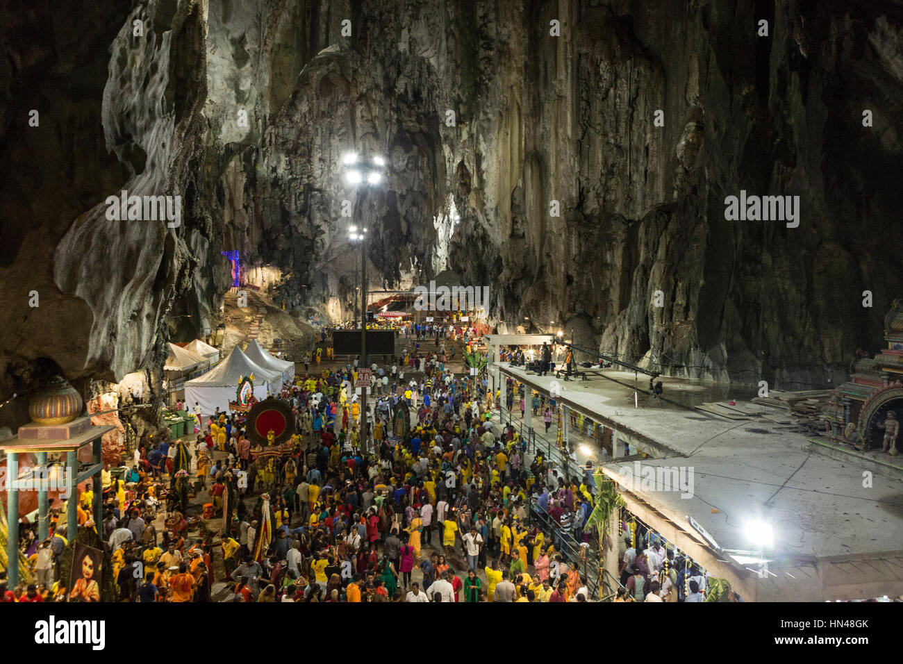 Kuala Lumpur, Malaisie. Le 08 février, 2017. Les dévots hindous dans les grottes de Batu temple pour faire des offrandes au cours de la Thaipusam Festival sur la banlieue de Kuala Lumpur, le mercredi, 8 février 2017. Thaipusam est une fête hindoue observée par la communauté de langue tamoule en Malaisie commémorant l'anniversaire du dieu hindou Murugan. Le Lord Murugan est vénéré comme un de faveurs transunion of Canada Inc. - si le désir est accordée, suppliants rembourser le Seigneur par des sacrifices. Dossier de crédit : Asie/Alamy Live News Banque D'Images