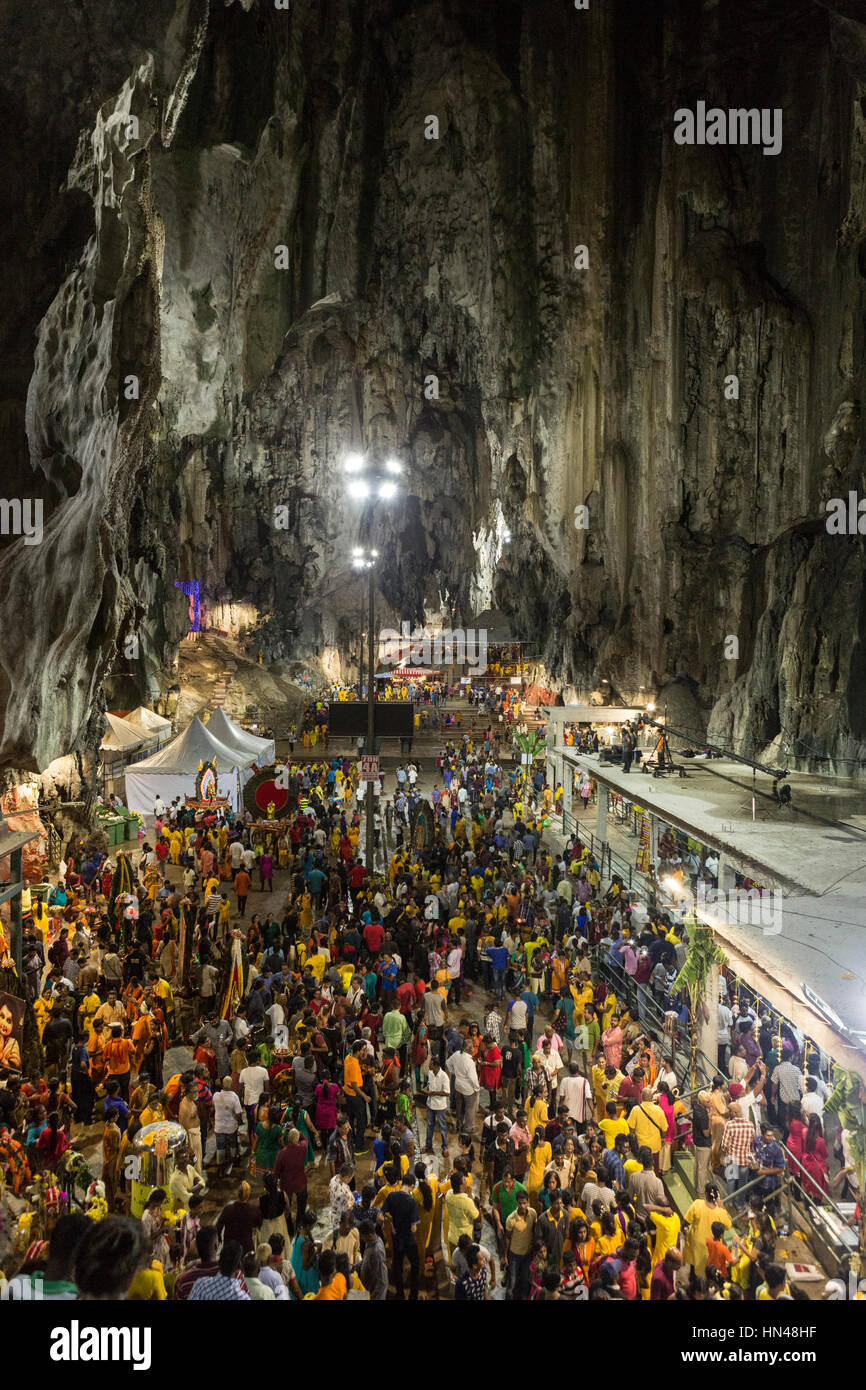 Kuala Lumpur, Malaisie. Le 08 février, 2017. Les dévots hindous dans les grottes de Batu temple pour faire des offrandes au cours de la Thaipusam Festival sur la banlieue de Kuala Lumpur, le mercredi, 8 février 2017. Thaipusam est une fête hindoue observée par la communauté de langue tamoule en Malaisie commémorant l'anniversaire du dieu hindou Murugan. Le Lord Murugan est vénéré comme un de faveurs transunion of Canada Inc. - si le désir est accordée, suppliants rembourser le Seigneur par des sacrifices. Dossier de crédit : Asie/Alamy Live News Banque D'Images