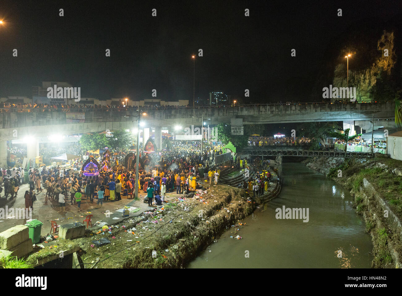 Kuala Lumpur, Malaisie. Le 08 février, 2017. Les dévots hindous préparer par la rivière Sungai pendant le Festival Thaipusam sur la banlieue de Kuala Lumpur, le mercredi, 8 février 2017. Thaipusam est une fête hindoue observée par la communauté de langue tamoule en Malaisie commémorant l'anniversaire du dieu hindou Murugan. Le Lord Murugan est vénéré comme un de faveurs transunion of Canada Inc. - si le désir est accordée, suppliants rembourser le Seigneur par des sacrifices. Dossier de crédit : Asie/Alamy Live News Banque D'Images