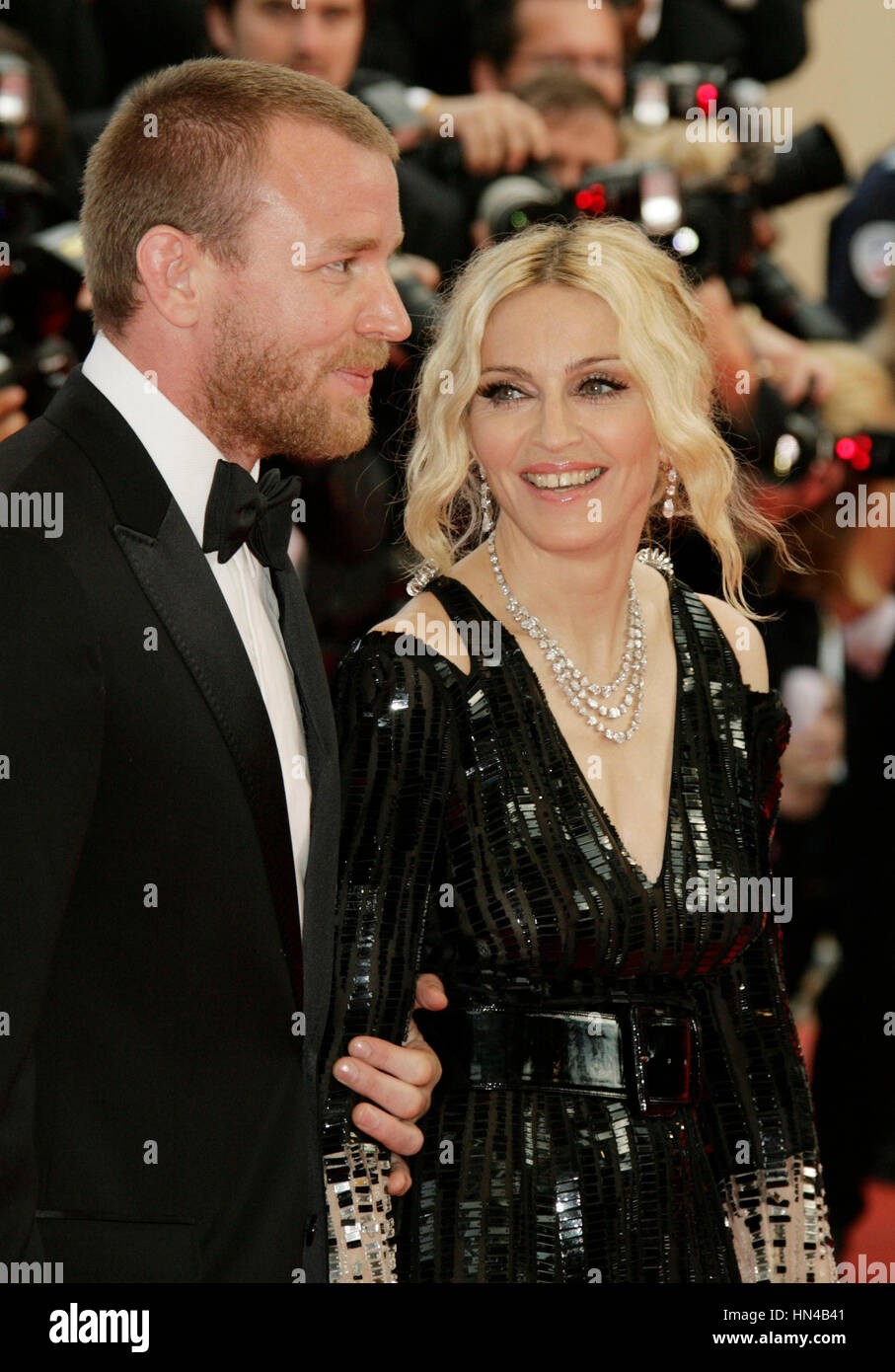 Madonna et son mari Guy Ritchie arrive au Palais des Festivals durant le 61ème Festival International du Film de Cannes le 21 mai 2008 à Cannes, France. Photo par Francis Specker Banque D'Images