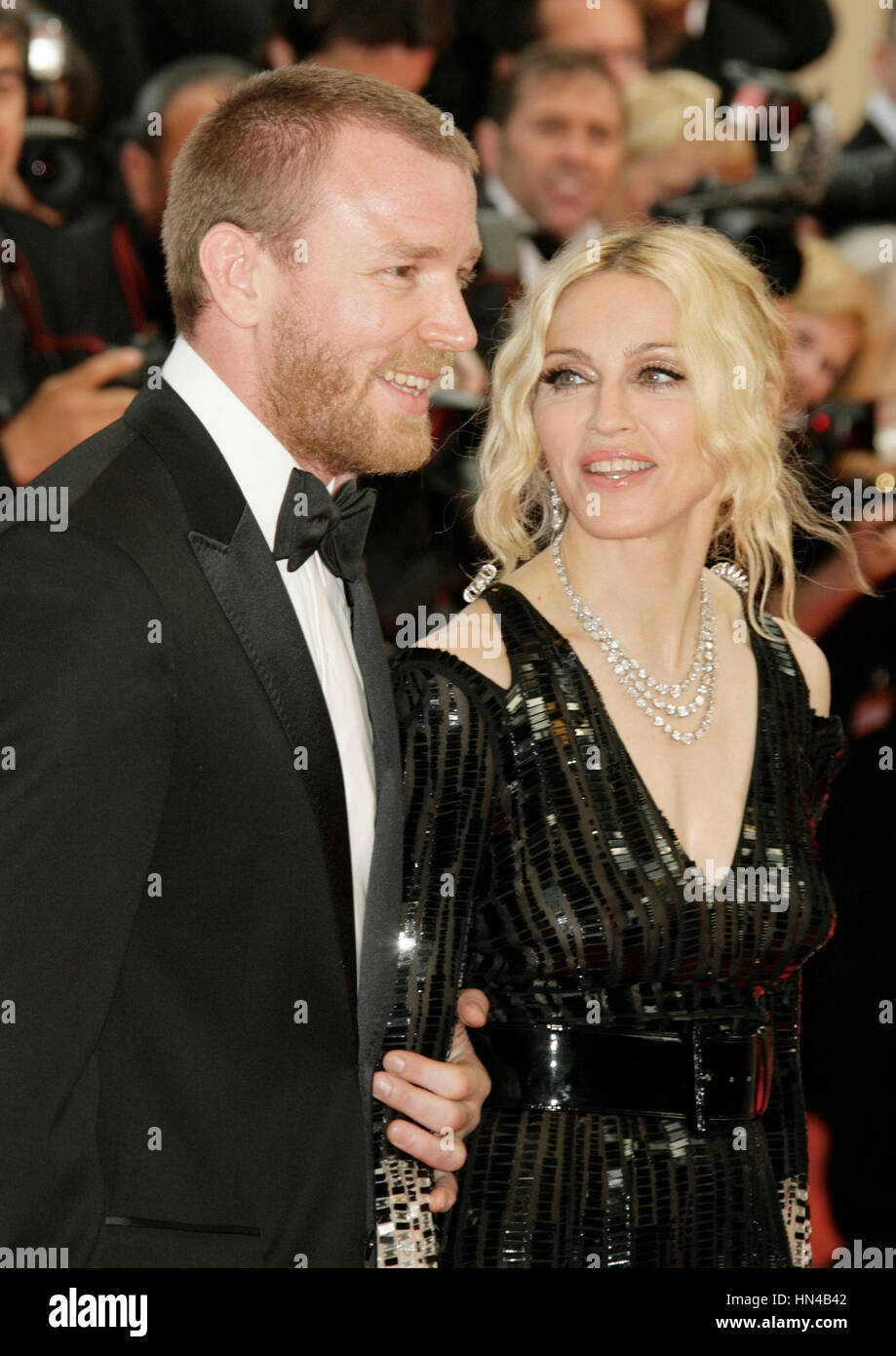 Madonna et son mari Guy Ritchie arrive au Palais des Festivals durant le 61ème Festival International du Film de Cannes le 21 mai 2008 à Cannes, France. Photo par Francis Specker Banque D'Images