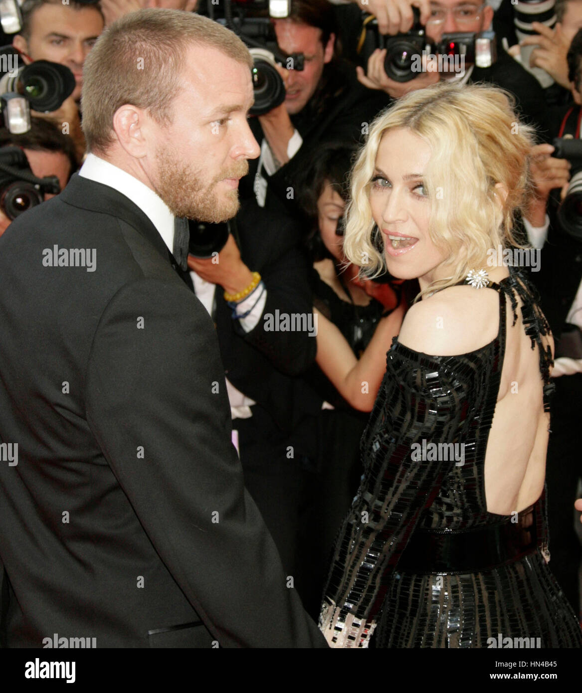 Madonna et son mari Guy Ritchie arrive au Palais des Festivals durant le 61ème Festival International du Film de Cannes le 21 mai 2008 à Cannes, France. Photo par Francis Specker Banque D'Images