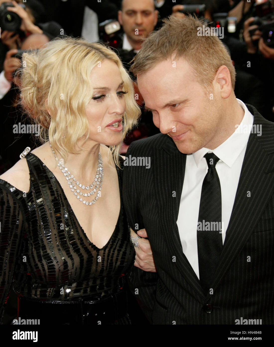 Madonna et son mari Guy Ritchie arrive au Palais des Festivals durant le 61ème Festival International du Film de Cannes le 21 mai 2008 à Cannes, France. Photo par Francis Specker Banque D'Images