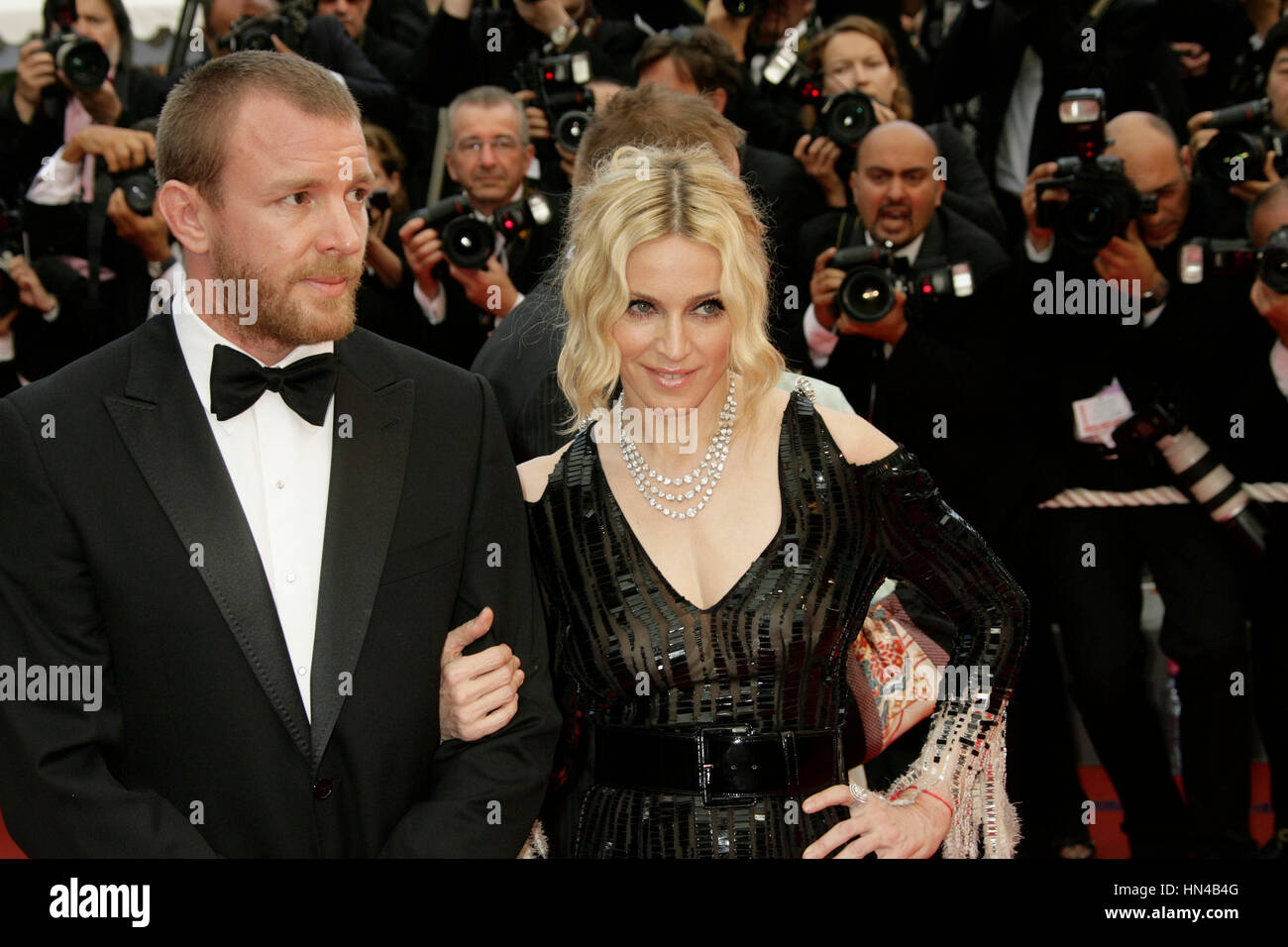Madonna et Guy Ritchie arrive au Palais des Festivals durant le 61ème Festival International du Film de Cannes le 21 mai 2008 à Cannes, France. Photo par Francis Specker Banque D'Images