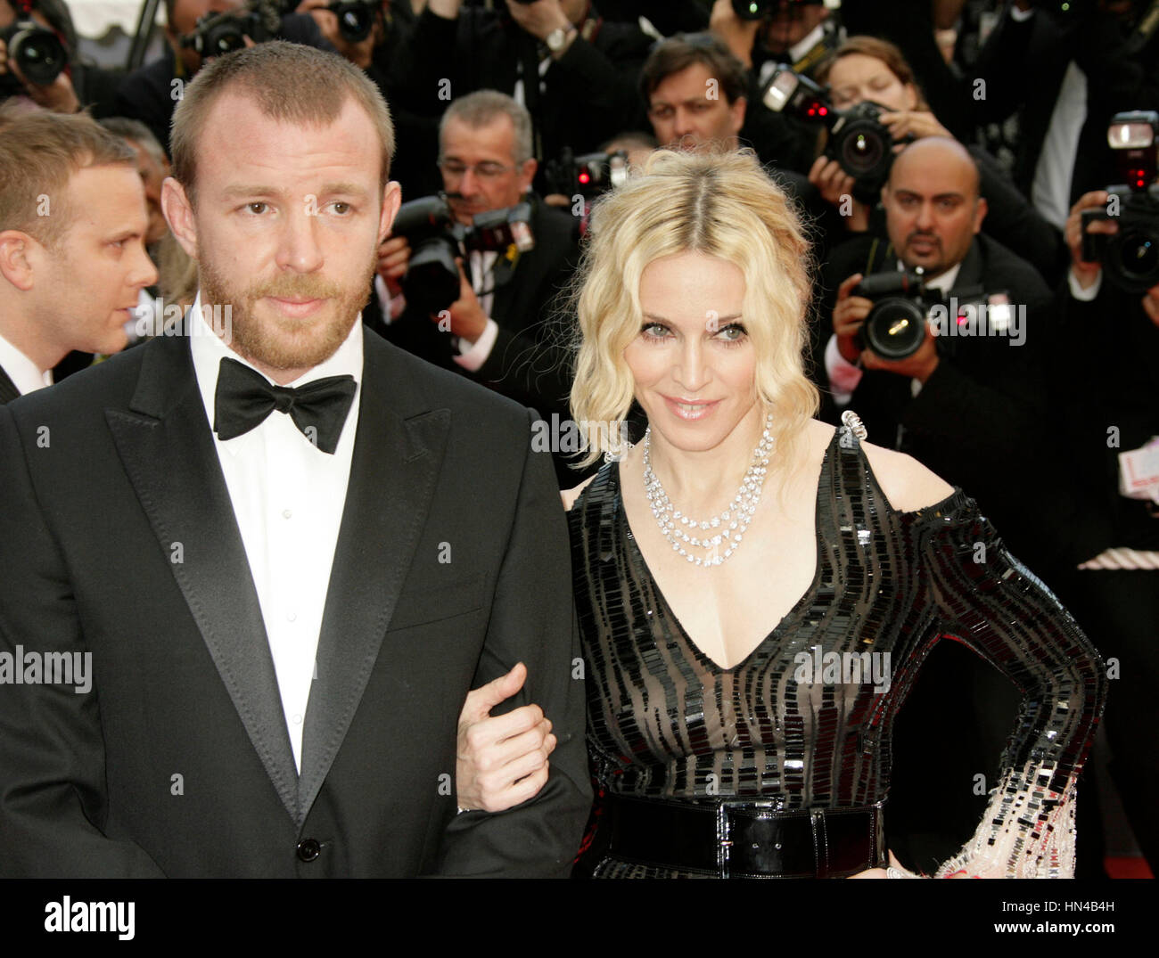 Madonna et Guy Ritchie arrive au Palais des Festivals durant le 61ème Festival International du Film de Cannes le 21 mai 2008 à Cannes, France. Photo par Francis Specker Banque D'Images