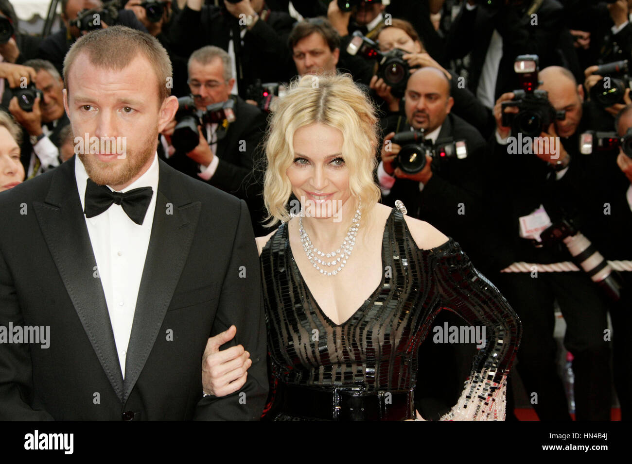 Madonna et son mari Guy Ritchie arrive au Palais des Festivals durant le 61ème Festival International du Film de Cannes le 21 mai 2008 à Cannes, France. Photo par Francis Specker Banque D'Images