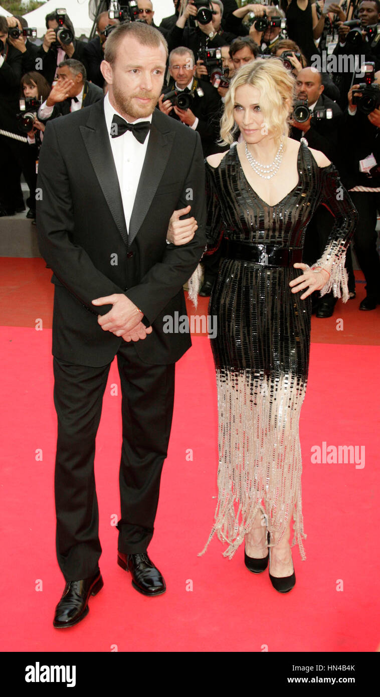 Madonna et son mari Guy Ritchie arrive au Palais des Festivals durant le 61ème Festival International du Film de Cannes le 21 mai 2008 à Cannes, France. Photo par Francis Specker Banque D'Images