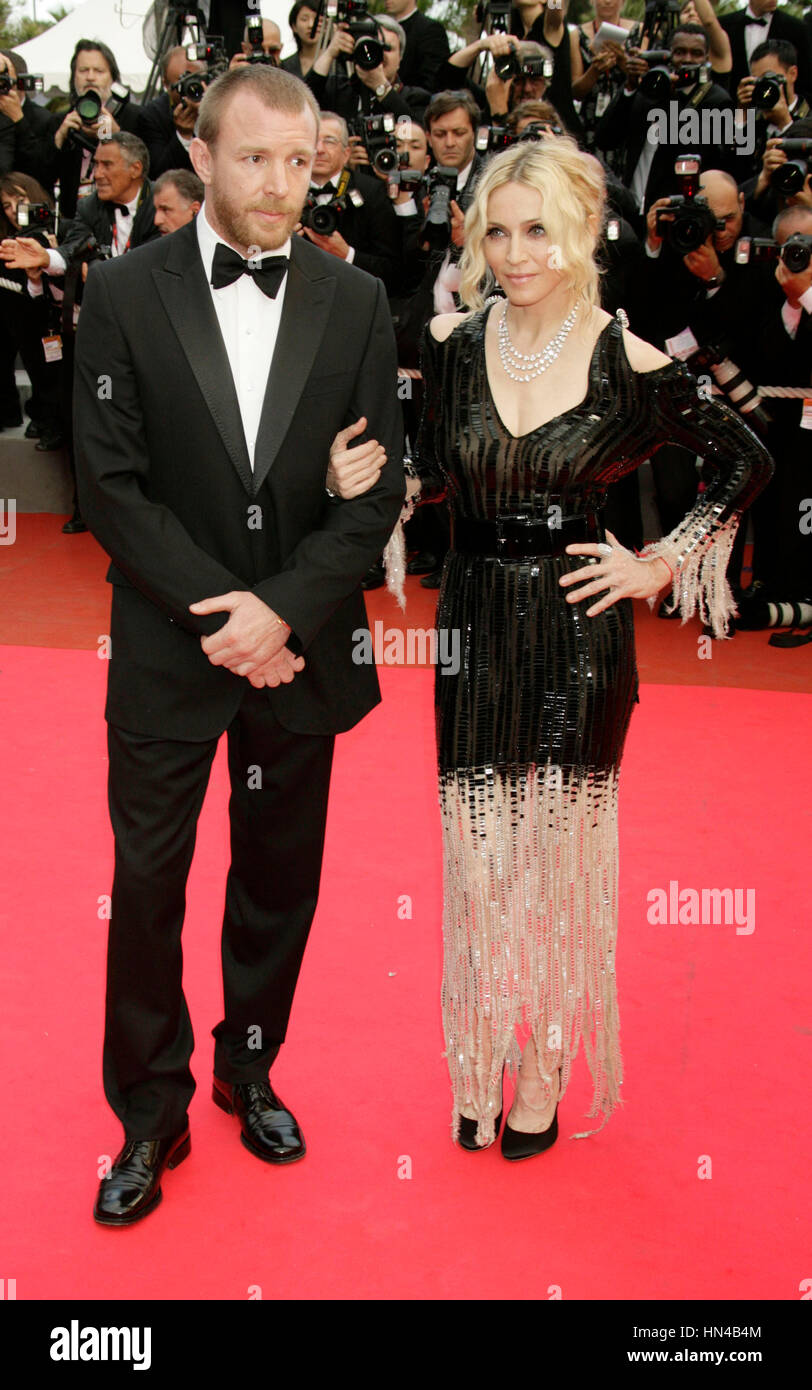 Madonna et Guy Ritchie arrive au Palais des Festivals durant le 61ème Festival International du Film de Cannes le 21 mai 2008 à Cannes, France. Photo par Francis Specker Banque D'Images