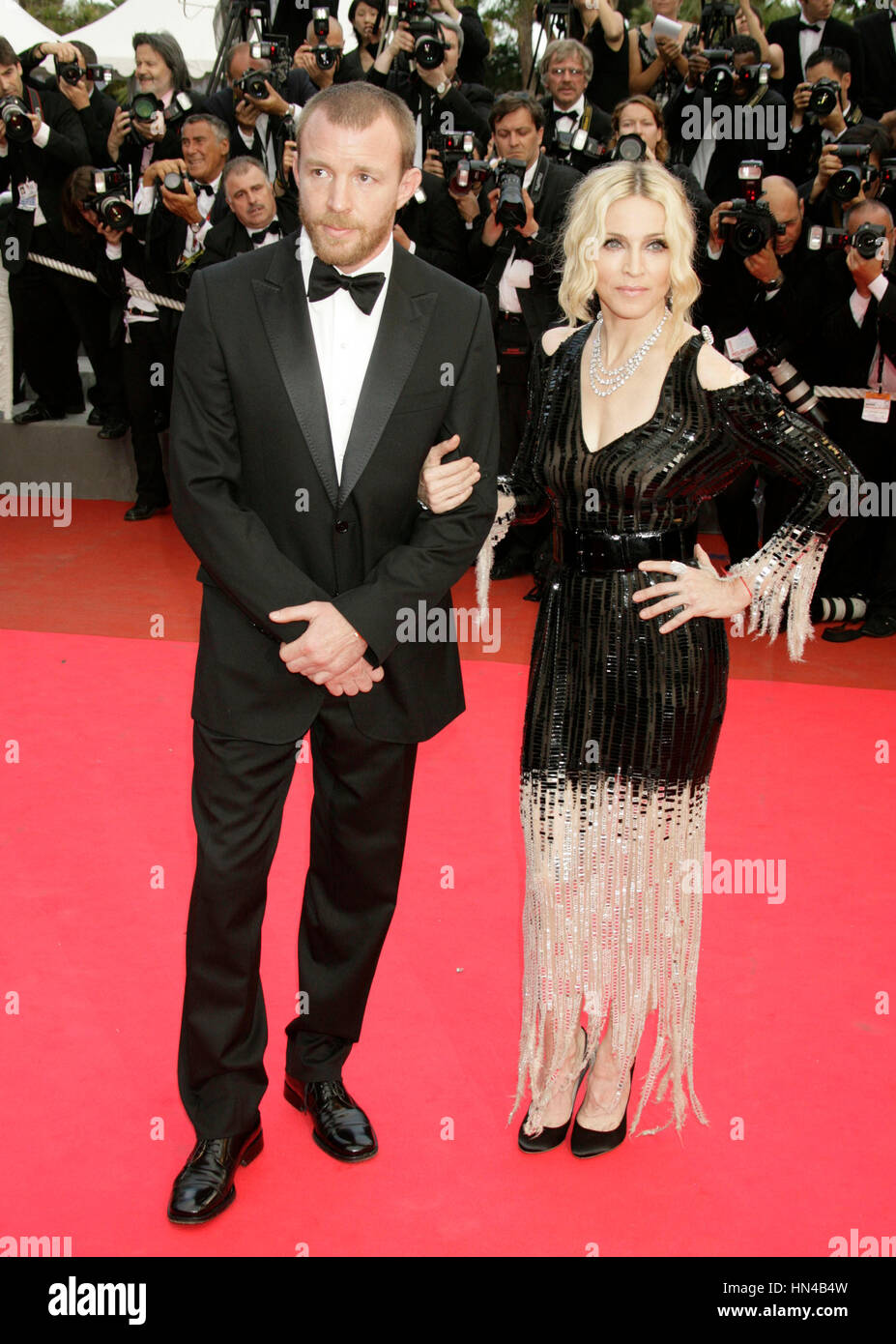 Madonna et son mari Guy Ritchie arrive au Palais des Festivals durant le 61ème Festival International du Film de Cannes le 21 mai 2008 à Cannes, France. Photo par Francis Specker Banque D'Images