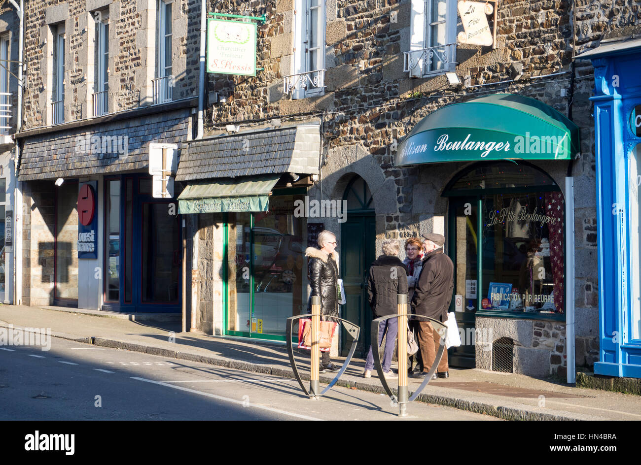 Les gens à l'extérieur d'un chat Français Boulangerie ou boulangerie dans la ville bretonne de fougères. Banque D'Images