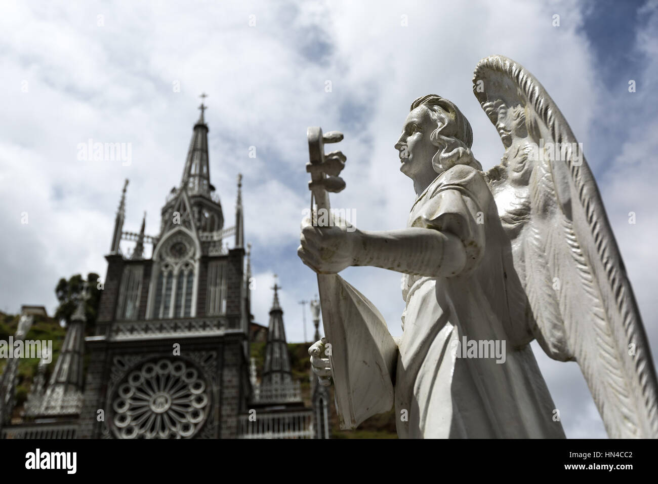 Statue religieuse libre en face de Las Lajas cathédrale en Colombie Banque D'Images