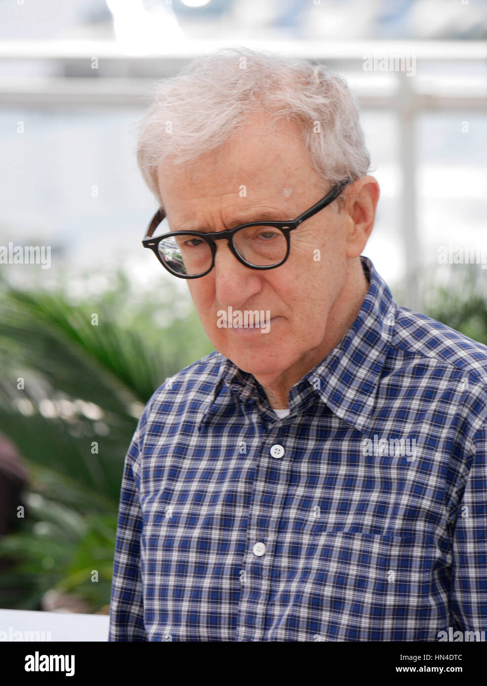 Woody Allen au photocall pour le film 'l'homme irrationnel' à la 68e Festival de Cannes le 15 mai 2015 à Cannes, France. Photo par Francis Specker Banque D'Images