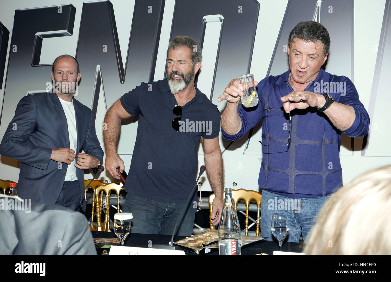 Jason Stratham, gauche, Mel Gibson, centre, et Sylvester Stallone à l'usure 3 conférence de presse au Festival de Cannes le 18 mai 2014, à Cannes, France. Photo par Francis Specker Banque D'Images