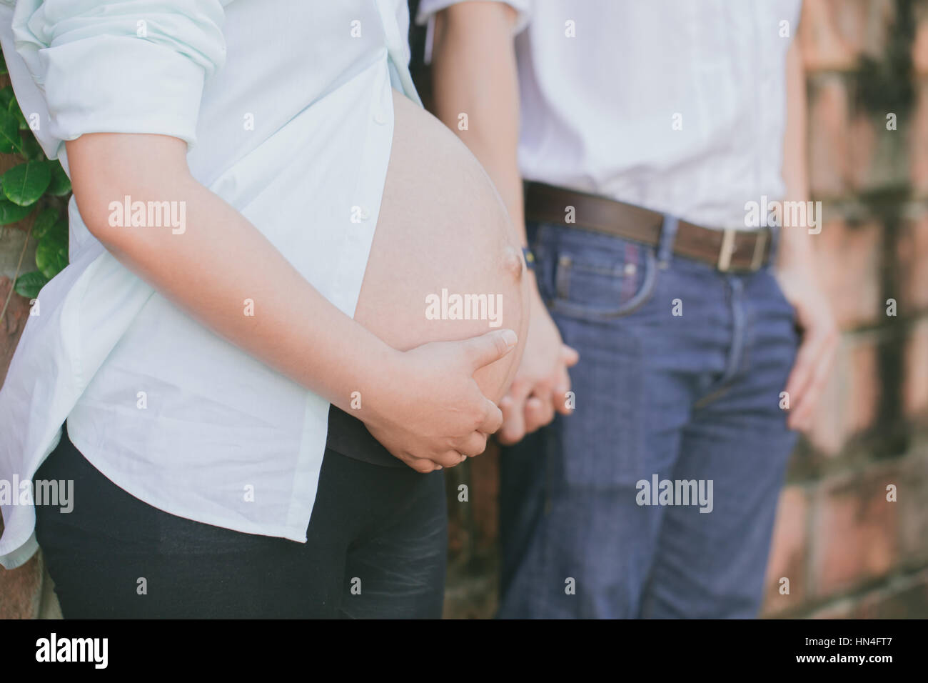 Femme Enceinte Amant Relation Mari Et Femme Ont Un Bebe Doux Amour Vintage Dans La Nuance De Couleur Photo Stock Alamy