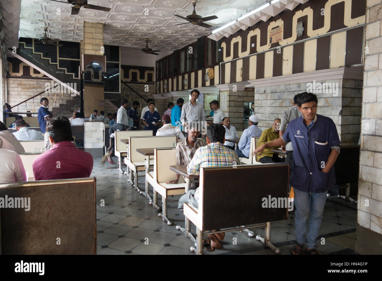 Hôtel à l'intérieur de la scène, un populaire Shadab Irani Cafe à Hyderabad, Inde Banque D'Images