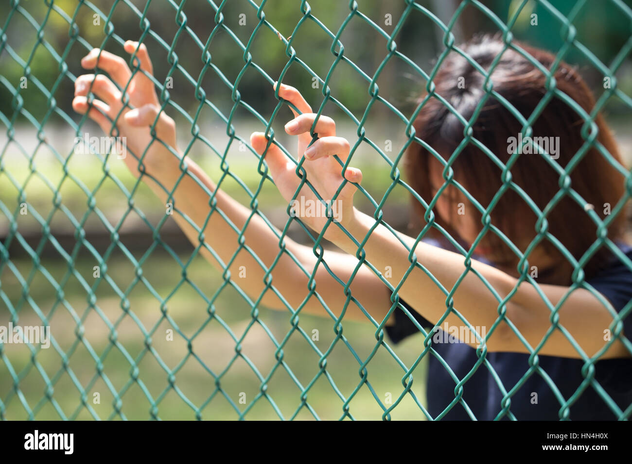 Les femmes entre 20 et 30 ans de prison dans la cage à la main prison clôture en prison, pas de lutte pour la liberté, concept. Banque D'Images