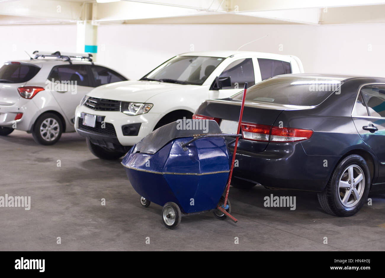 Lave-voiture sur parking avec station de lavage portable Banque D'Images