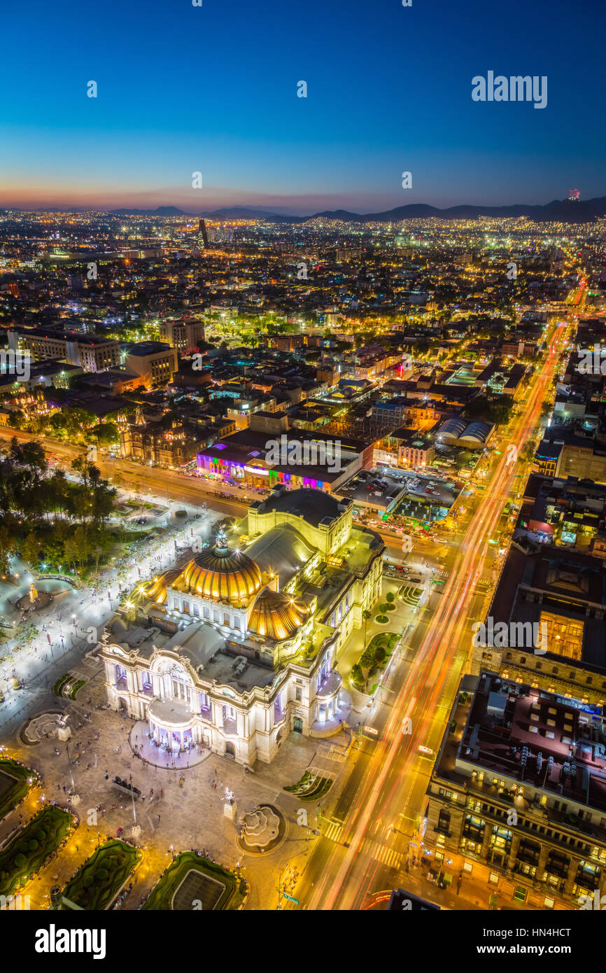 Vue de la ville de Mexico de Torre LatinoAmericana. La ville de Mexico est la zone densément peuplée de haute altitude, capitale du Mexique. Banque D'Images