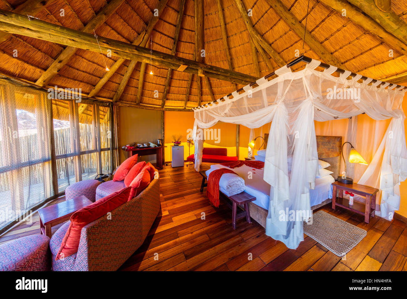 Sossus Dune Lodge est niché contre les basses montagnes dans le Namib-Naukluft National Park, vous offrant des vues à couper le souffle à travers le Banque D'Images
