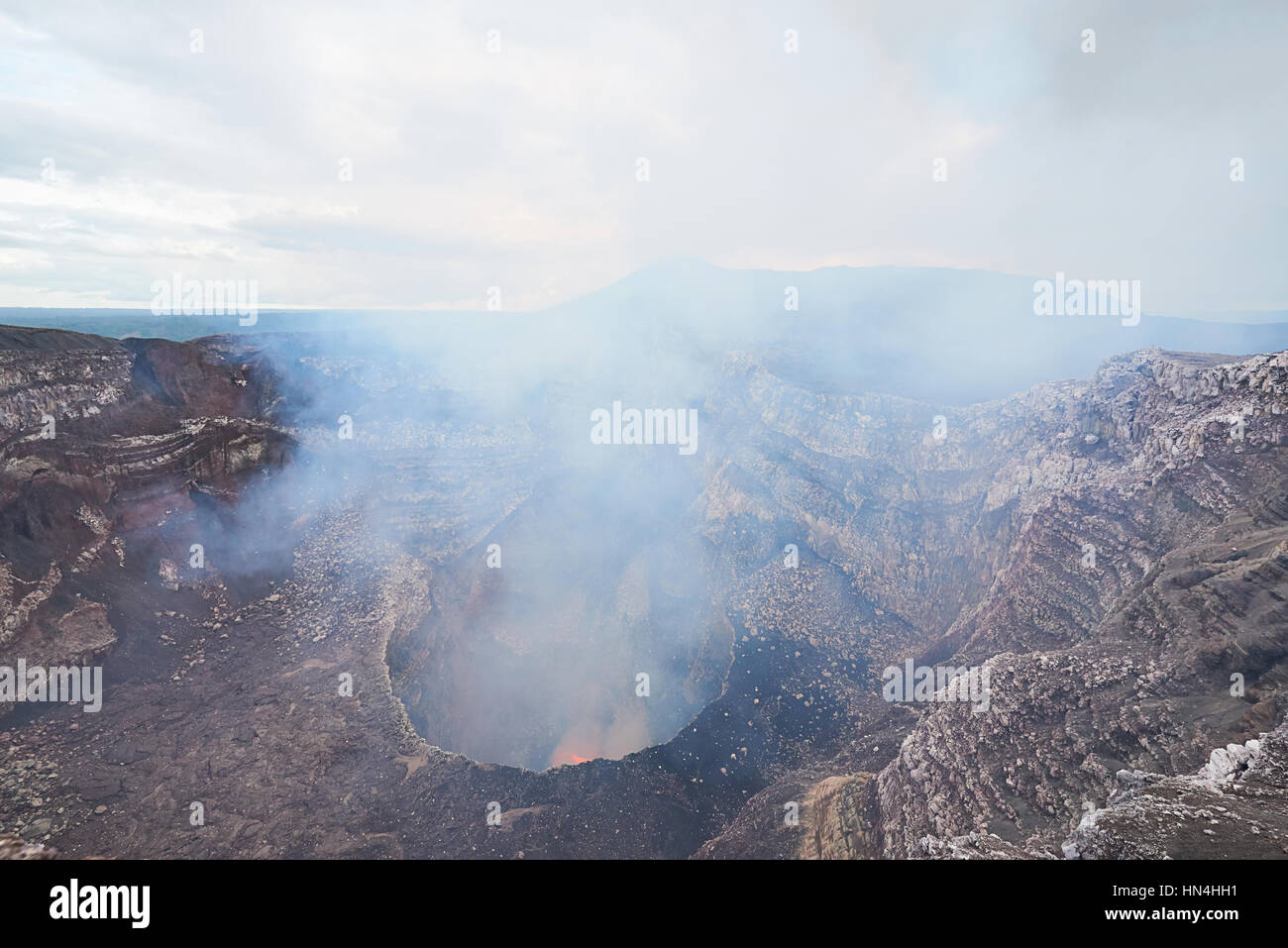 Vue panoramique du cratère du volcan Masaya au Nicaragua dans la lave avec Banque D'Images