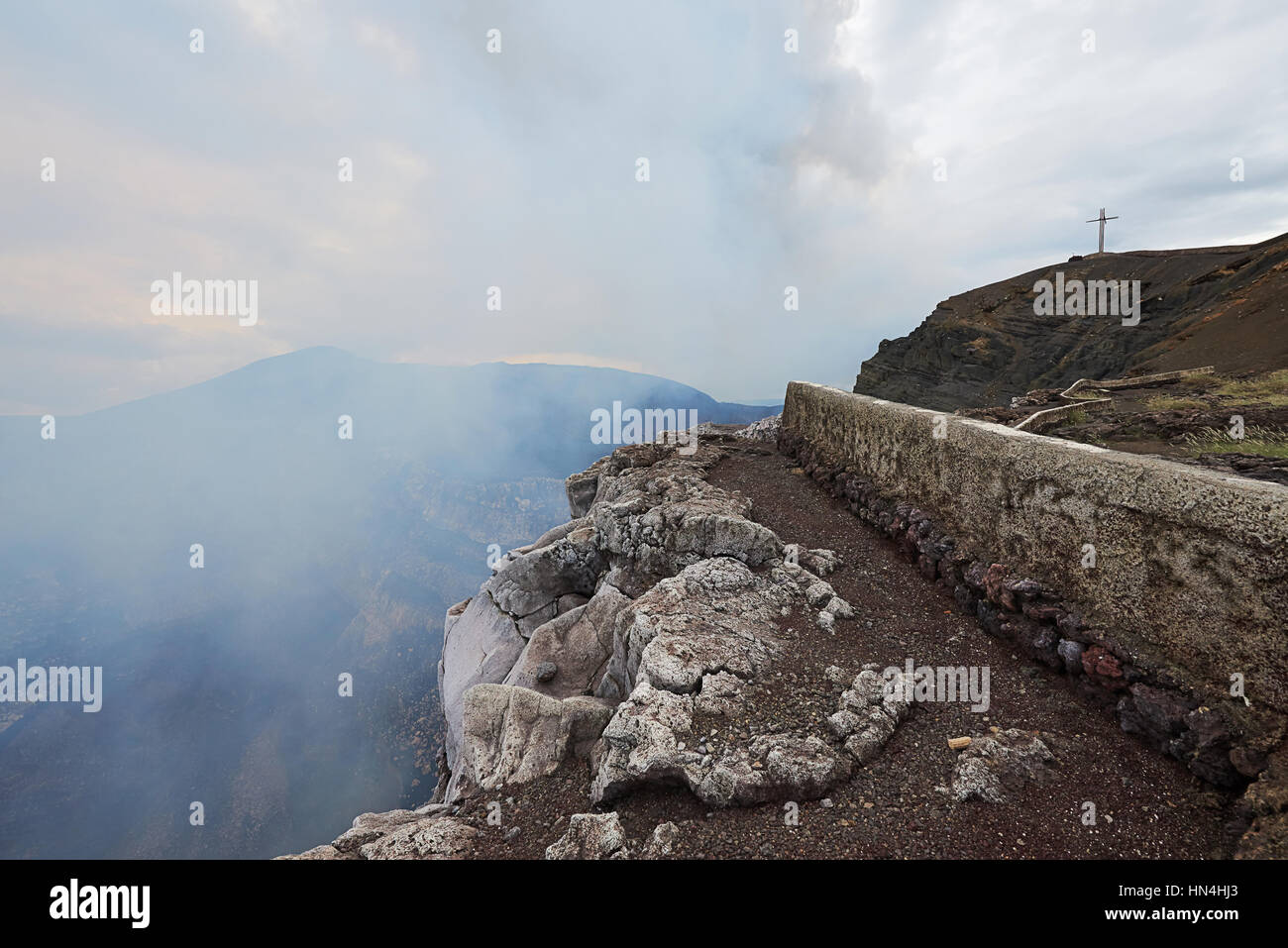 Dans les roches de pierre volcan actif avec de la fumée dans l'air Banque D'Images