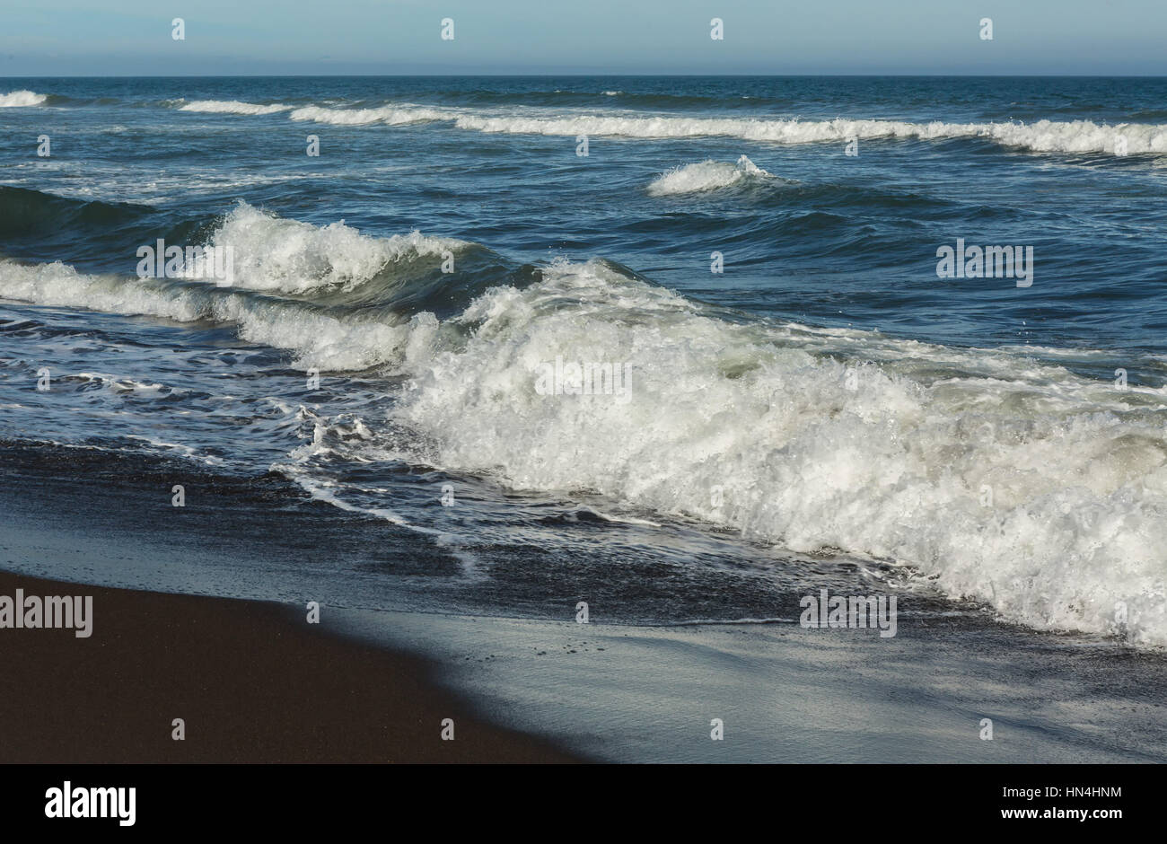 Khalaktyrsky avec plage de sable noir. Lavage de l'océan pacifique de la péninsule du Kamtchatka. Banque D'Images