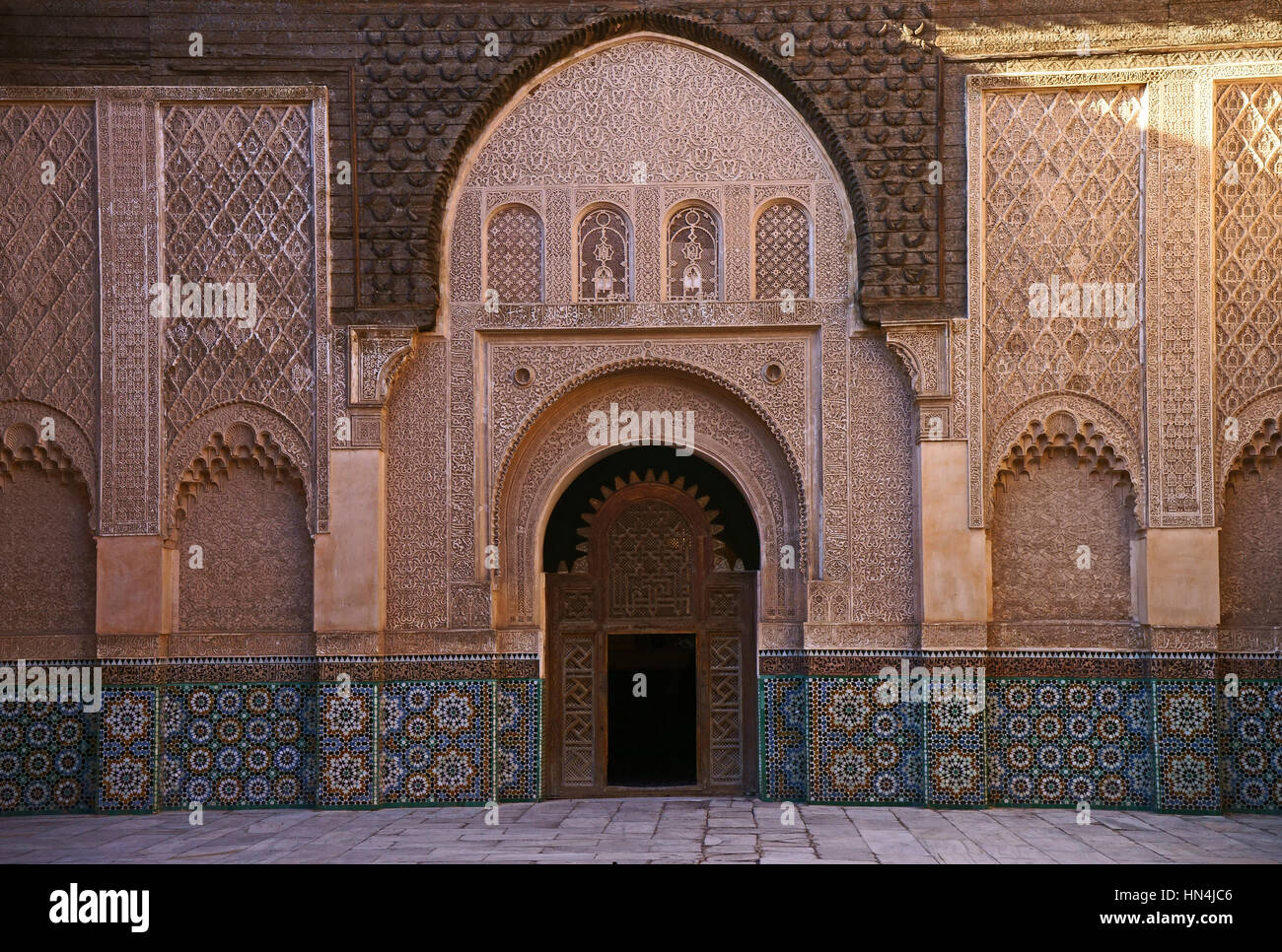 Madrasa Ben Youssef, de l'intérieur, décoration murale, calligraphie, mosaïque, Marrakech, Maroc Banque D'Images