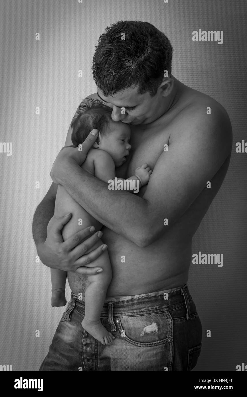 Parenting.fier jeune père avec son bébé nouveau-né fille.noir et blanc portrait Banque D'Images