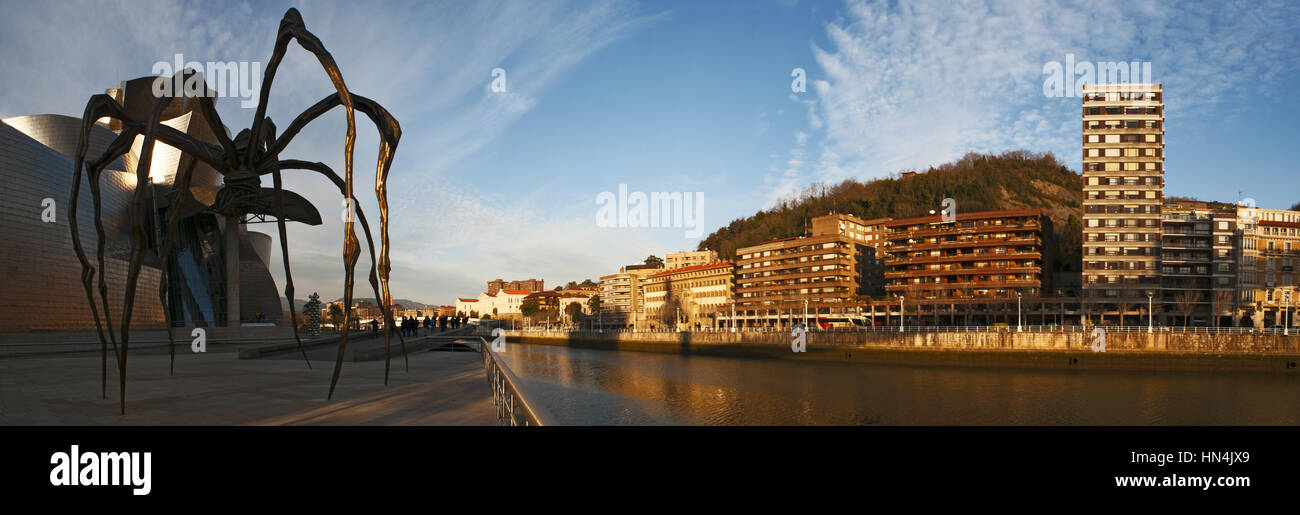 Espagne : fleuve Nervion et l'horizon de Bilbao avec vue de la sculpture Maman, une araignée géante faite par l'artiste français Louise Bourgeois Banque D'Images