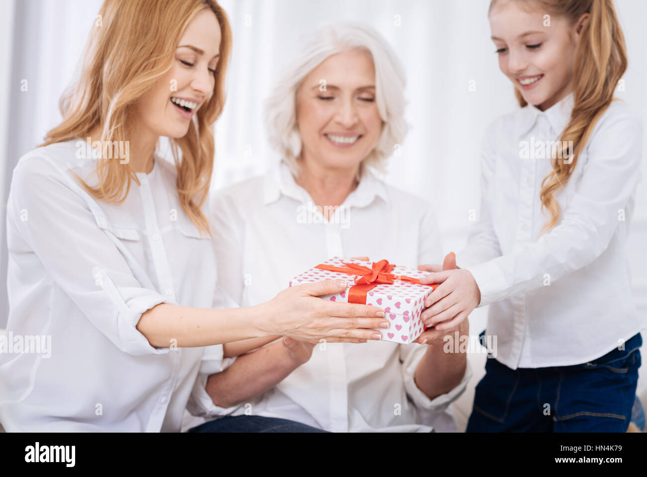 Les femmes de la famille joyeuse expression de joie à la maison Banque D'Images