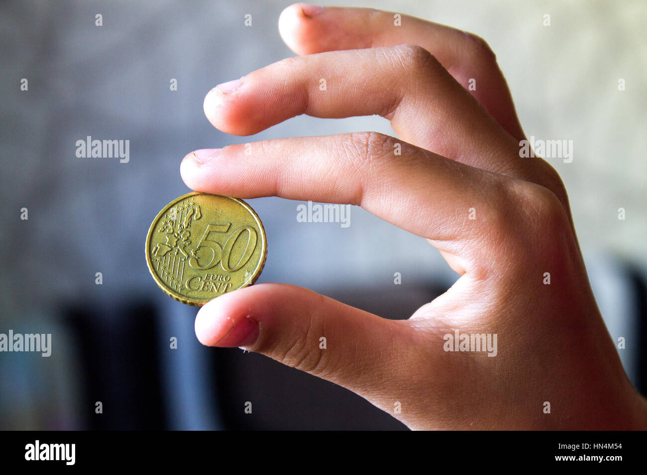 Pièce dans une main, l'argent de l'Europe, 50 cents, l'arrière-plan Banque D'Images