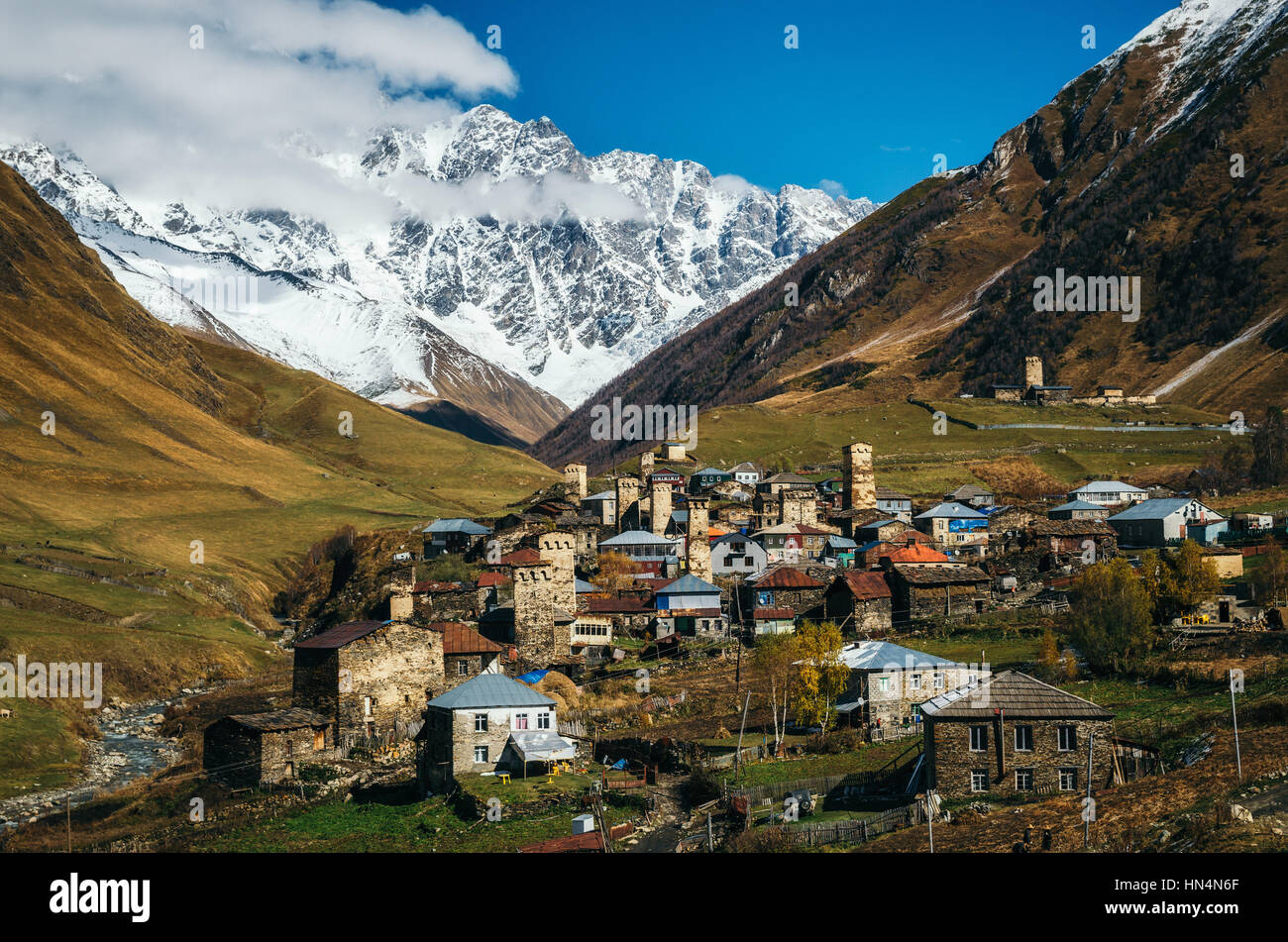 Svan Towers à Ushguli en automne. L'un des plus hauts villages habités en Europe. Caucase, Samegrelo-Zemo Svaneti supérieure, la Géorgie. UNESCO World Herita Banque D'Images