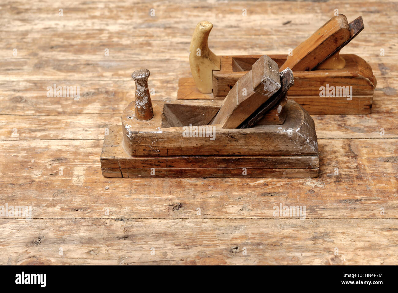 Milieux et de textures : deux vieux avions de menuisier en bois sur un workbench Banque D'Images