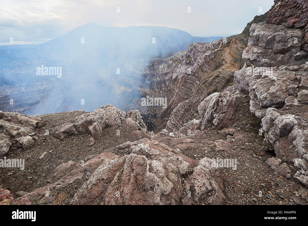 Dans les roches du Volcan Masaya au Nicaragua de cratère Banque D'Images