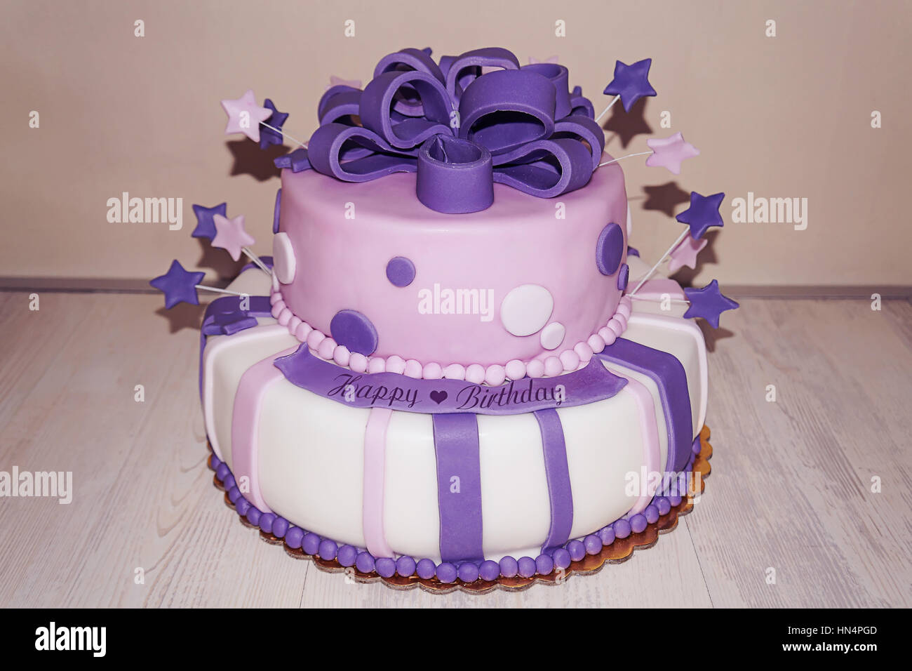 Rose Pourpre Du Fondant Gateau Anniversaire Stars Et Bow Photo Stock Alamy