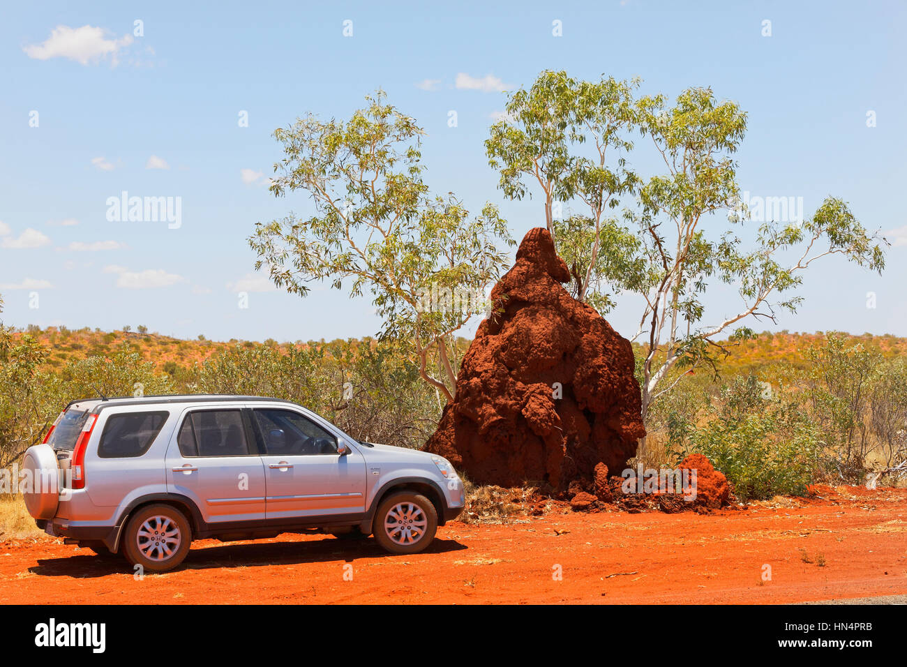 Voiture avec moteur SUV et une termitière Spinifex, Pilbara, Australie occidentale. Banque D'Images