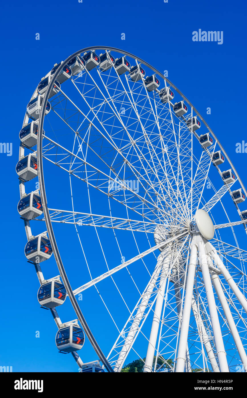 Brisbane, Australie - 24 septembre 2016 : grande roue blanc sur le fond bleu du ciel durant la journée. Banque D'Images