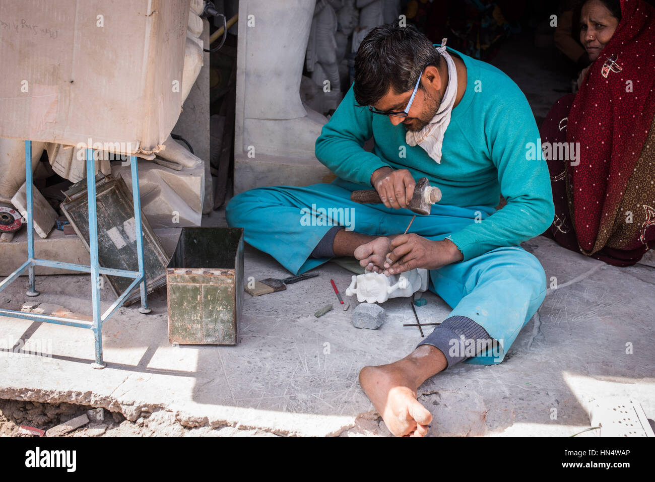 Indian man carving en figure, Agra bazar Banque D'Images