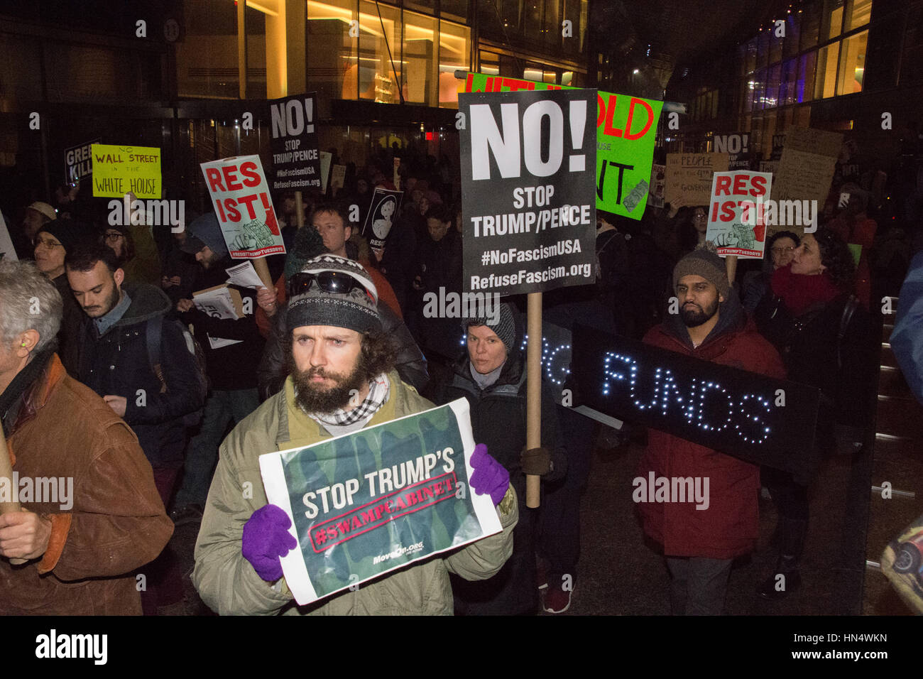 New York City, United States. 07Th Feb 2017. Rassemblement des militants au Gold Sachs. Dirigé par le militants résister ici coalition et New York pour le changement se sont ralliés à communautés Chase Bank, près de Wall Street avant de marcher vers le siège de Goldman Sachs à proximité du World Trade Center, pour protester contre la participation de grandes figures de Wall Street et les postes de prise de décisions dans l'atout du gouvernement. Credit : M. Stan Reaves/Pacific Press/Alamy Live News Banque D'Images