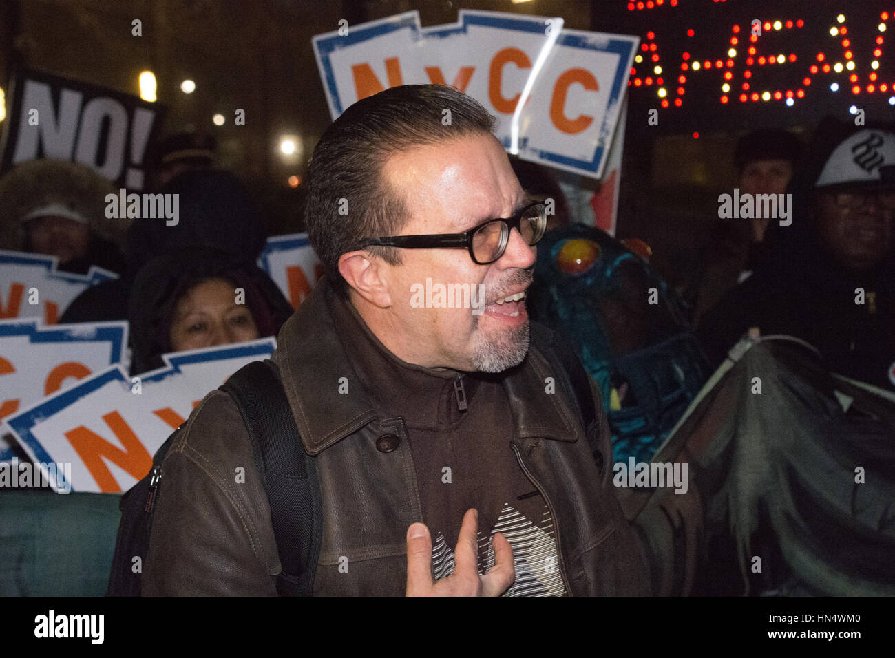 New York City, United States. 07Th Feb 2017. Rassemblement des militants au Gold Sachs. Dirigé par le militants résister ici coalition et New York pour le changement se sont ralliés à communautés Chase Bank, près de Wall Street avant de marcher vers le siège de Goldman Sachs à proximité du World Trade Center, pour protester contre la participation de grandes figures de Wall Street et les postes de prise de décisions dans l'atout du gouvernement. Credit : M. Stan Reaves/Pacific Press/Alamy Live News Banque D'Images