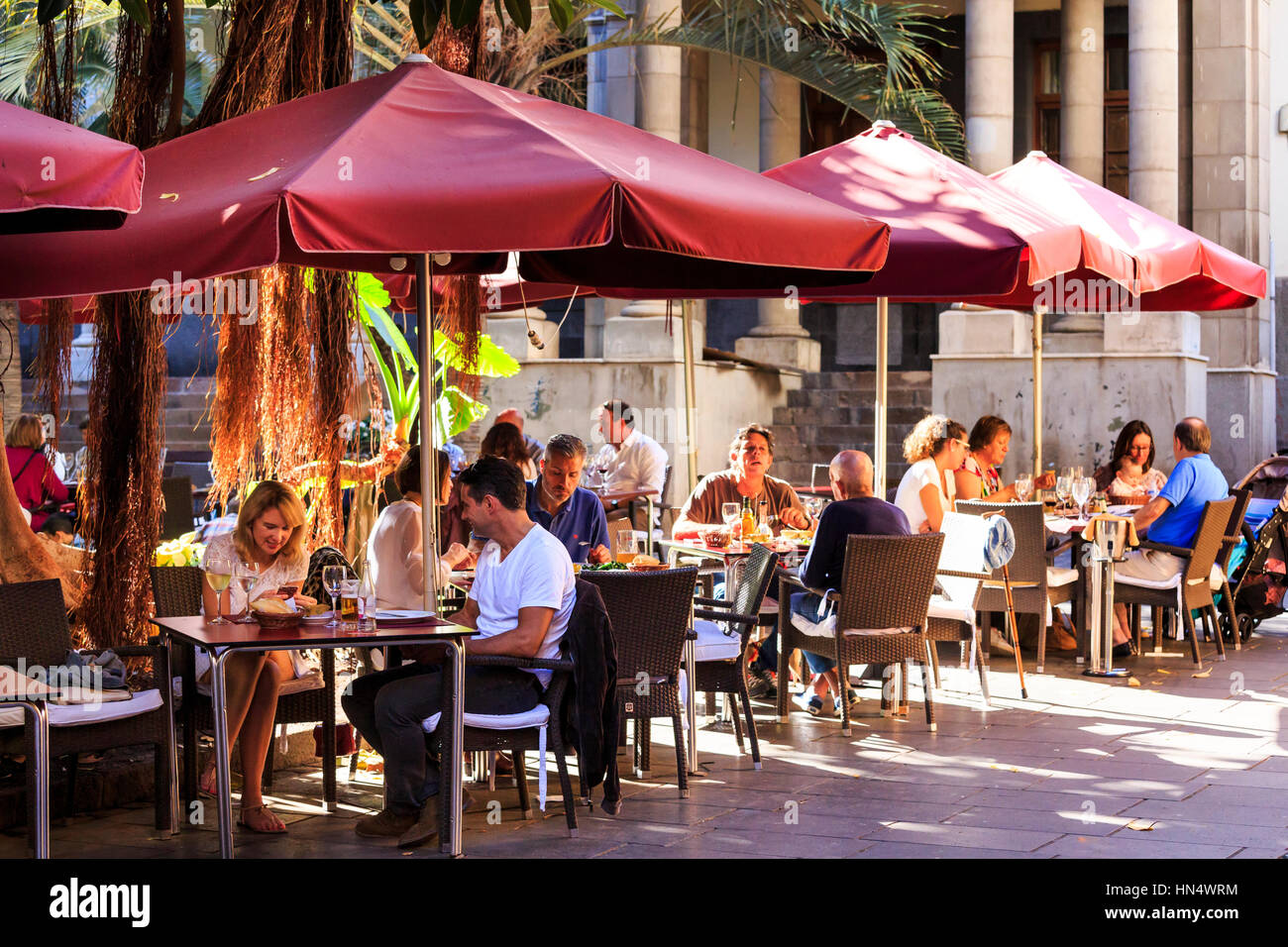 Journée plein air Manger au restaurant sur la calle de san francisco, Santa Cruz de Tenerife, Tenerife Banque D'Images