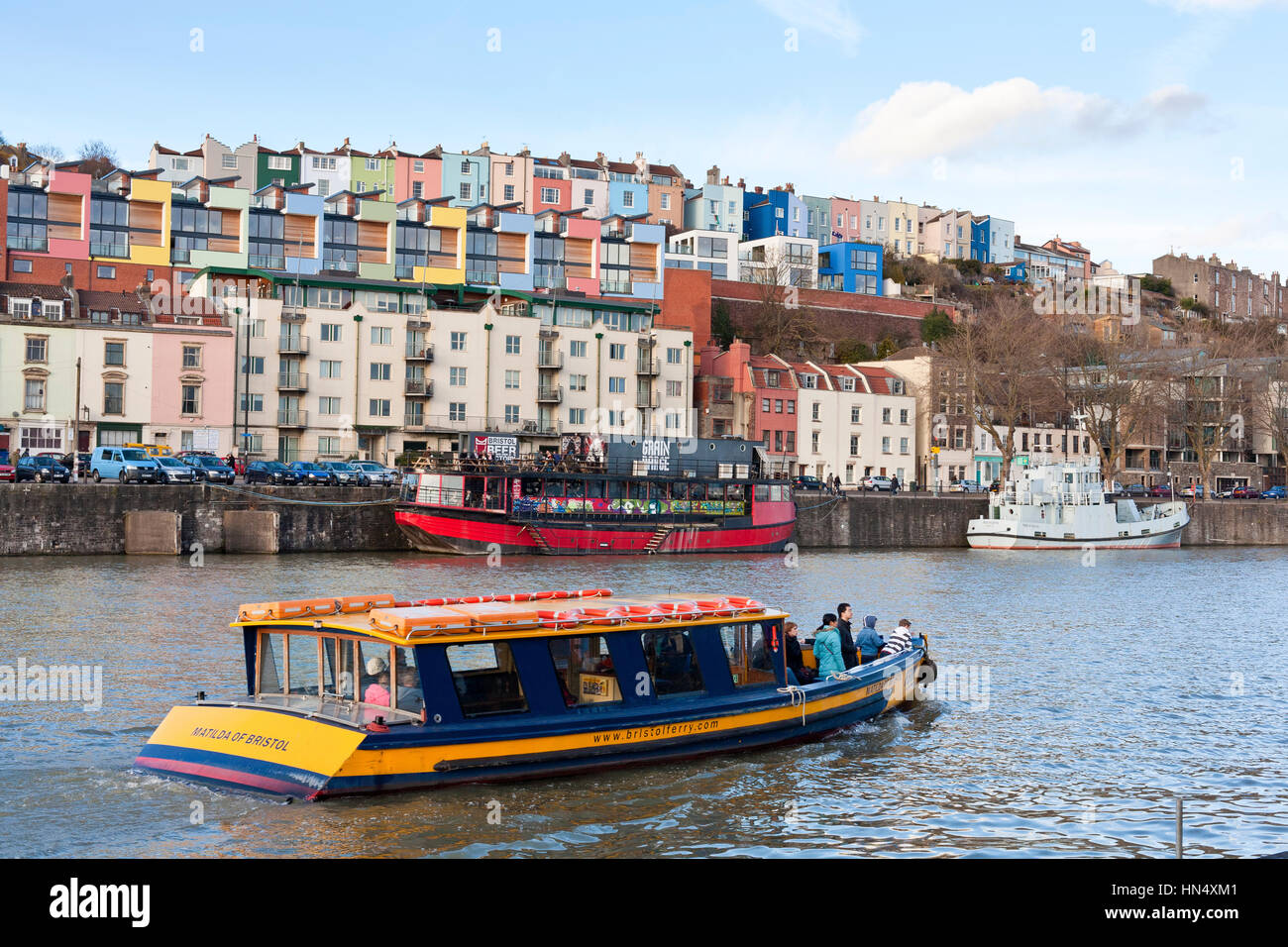 BRISTOL, Royaume-Uni - 21 février : un ferry passe le bâtiments colorés dans la région de condensats chauds de Bristol, Angleterre le 21 février 2010. Le Bristol Ferry Bo Banque D'Images