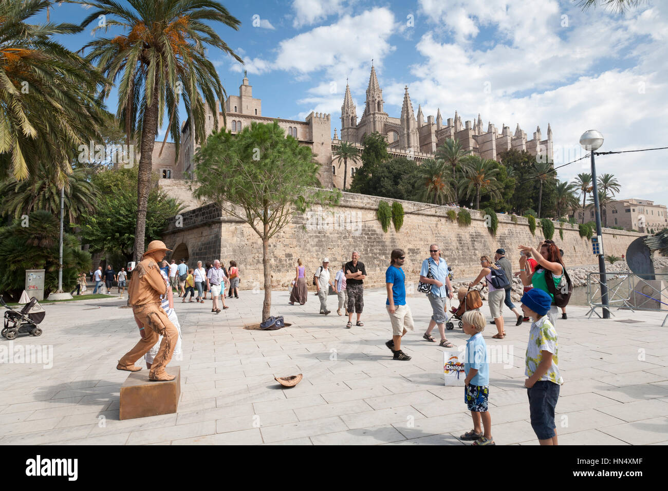 PALMA DE MAJORQUE, ESPAGNE - Octobre 9 : Street performer et touristes de passage sur la zone piétonne à l'extérieur de l'Almudaina et cathédrale en pal Banque D'Images