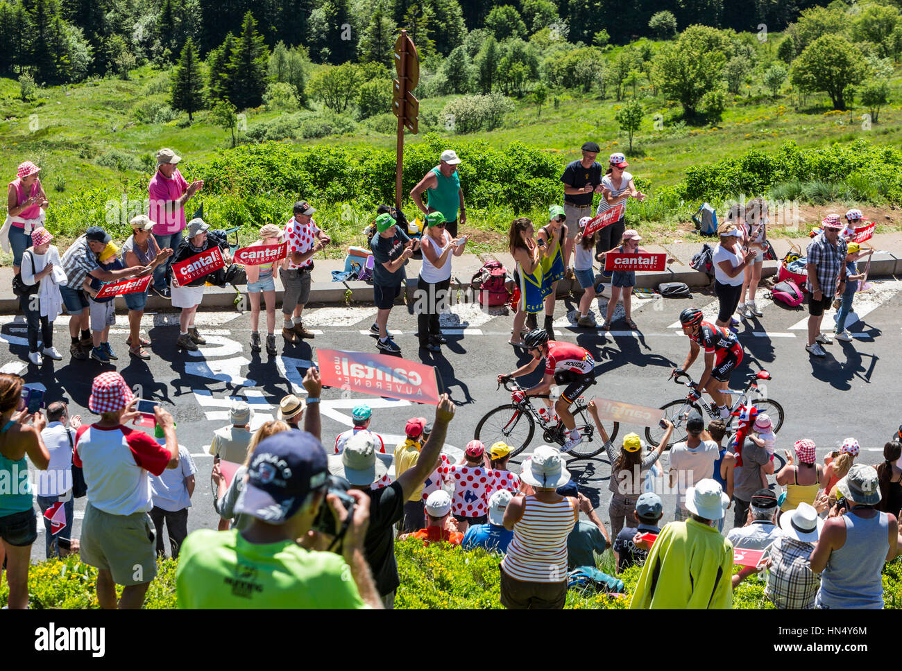 Le Pas de Peyrol, France - Juillet 6,2016 : Les cyclistes Thomas De Gend d Lotto-Soudal Greg Van Avermaet et l'équipe de BMC Racing Team, dans l'échappée, débarrasser Banque D'Images