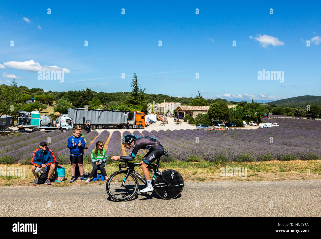 Les Arredons,France - Juillet 15,2016 : le cycliste britannique Luke Rowe de l'équipe Sky circonscription pendant une épreuve individuelle près de stade un champ de lavande dans Banque D'Images