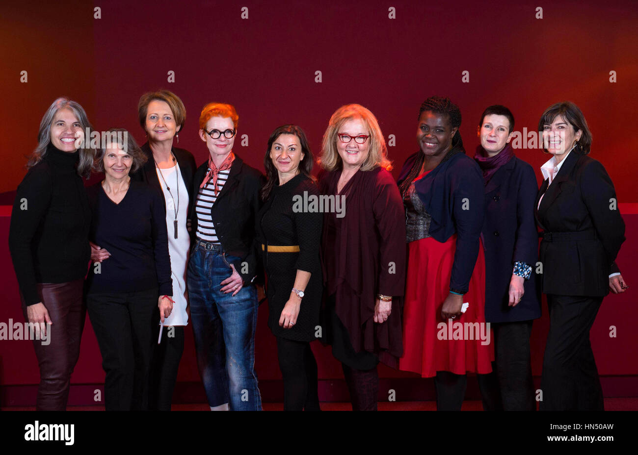 EDITORIAL SEULEMENT (de gauche à droite) Yvette Vega, Brigitte Lacombe, Edwina Dunn, Sandy Powell, Lynsey Addario, Nell Merlino, le Dr Maggie Aderin-Pocock, Dr Vanessa Ogden et Christiane Amanpour lors du lancement du livre de Le principal rôle féminin, une initiative créée par Edwina Dunn avec l'appui d'Investec Private Banking, qui met en vedette 60 des femmes les plus accomplies au Science Museum de Londres. Banque D'Images